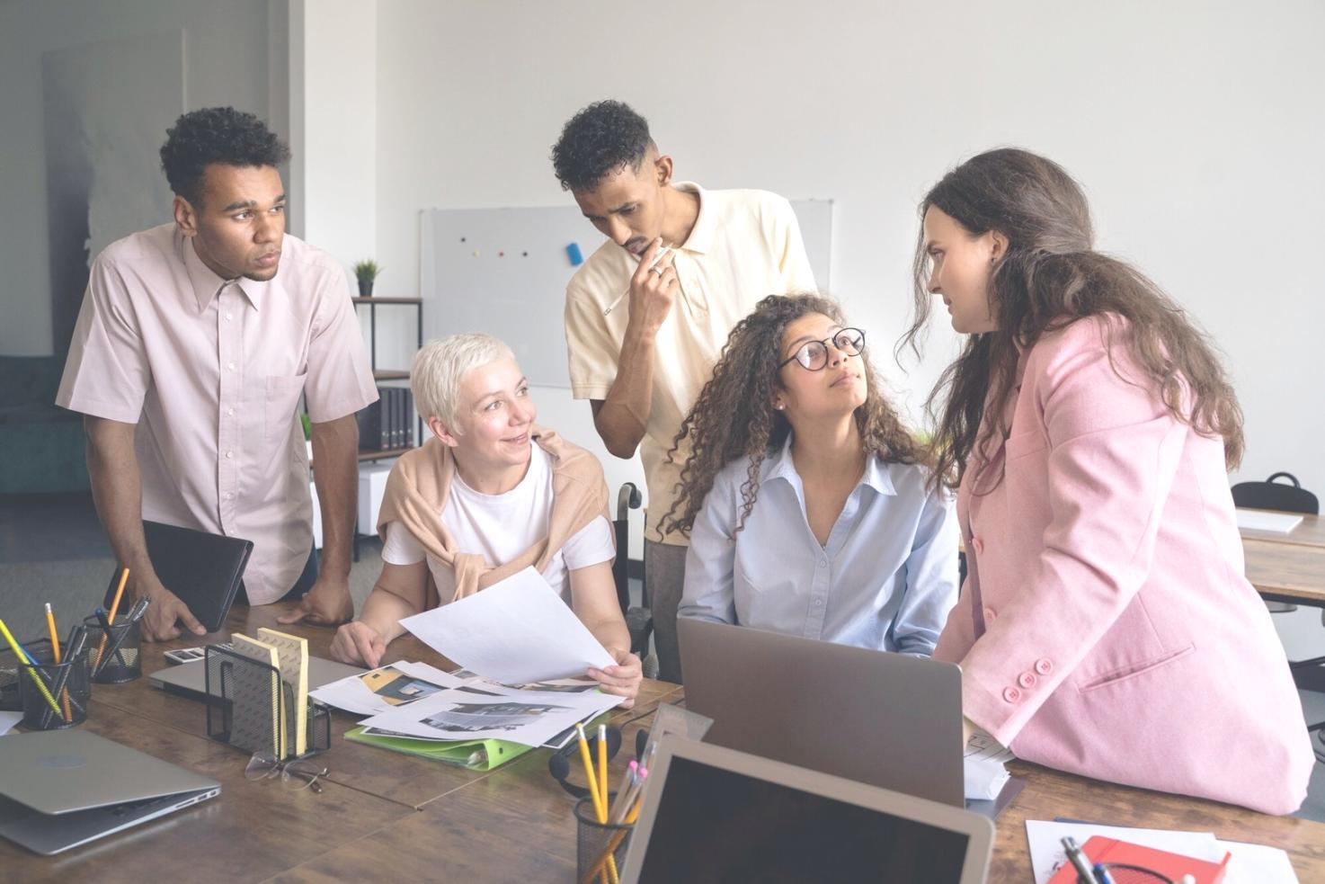 Sesión de taller sobre presupuestos minimalistas con grupo reducido