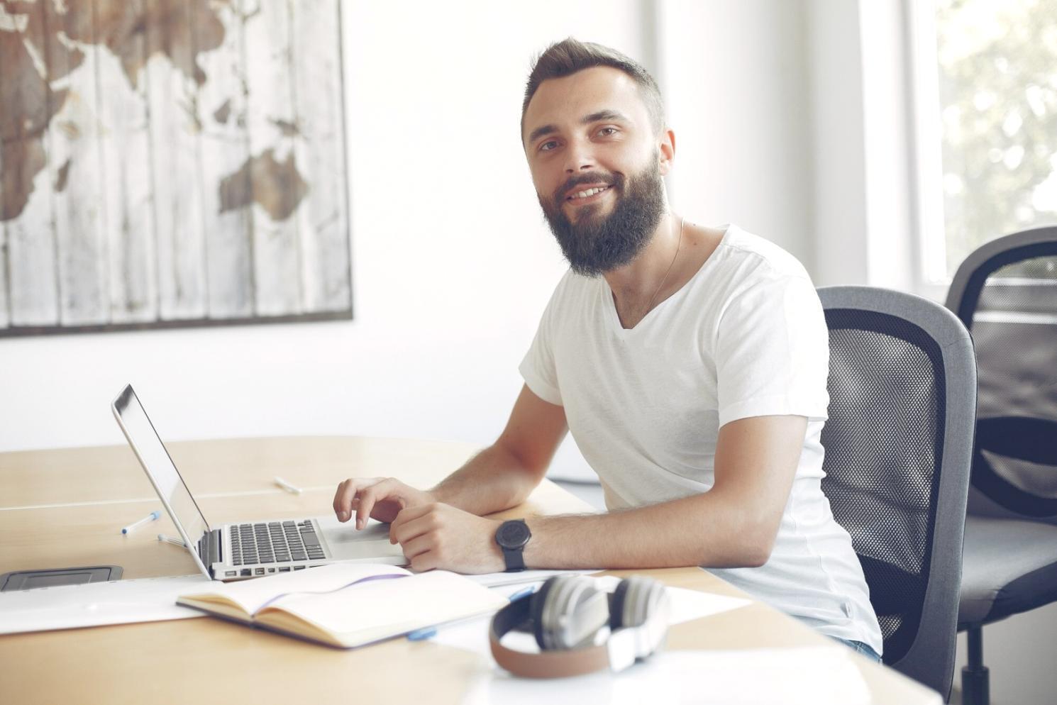 Espacio de trabajo minimalista con materiales educativos sobre finanzas personales